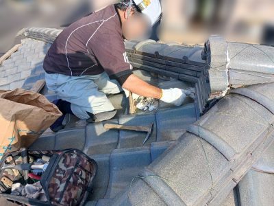 棟下しっくい補修工事中の様子