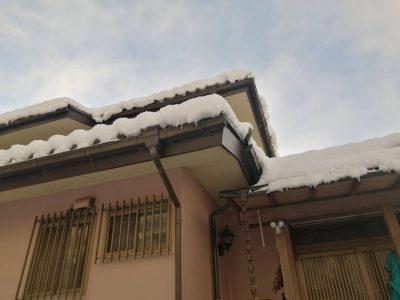 冬の雪が積もる前に点検を終えた屋根