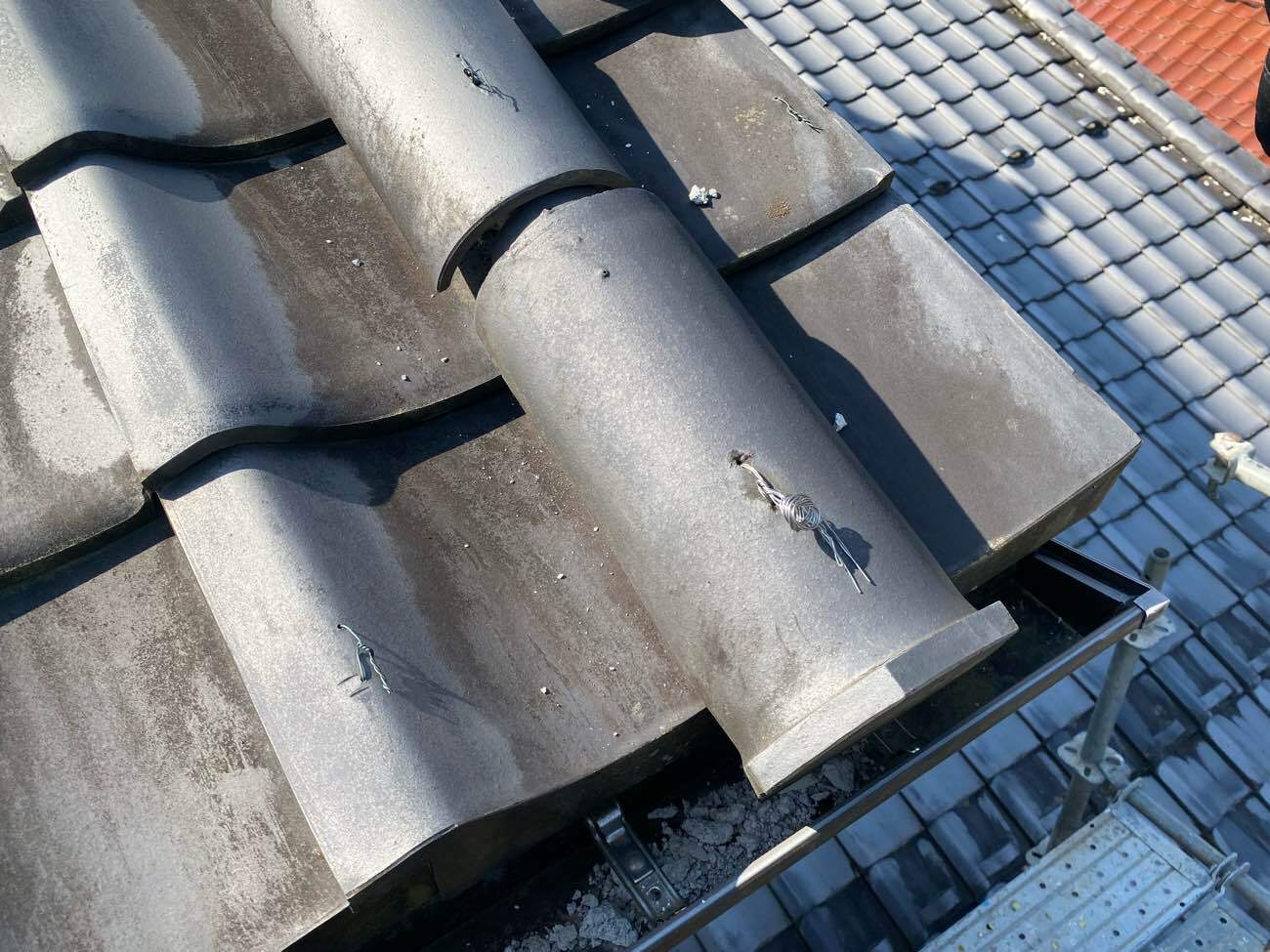 【本巣市】雪による雨樋の破損と瓦補修工事 | 屋根修理工事