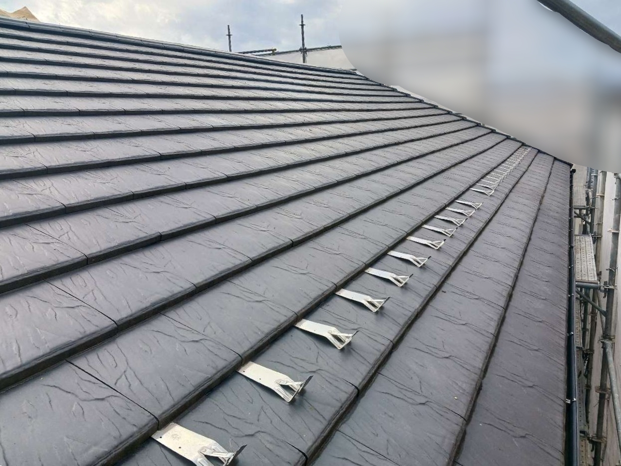 セラムF3で施工した瓦屋根の施工後。天窓まわりも補修され、美しく仕上がった屋根全体の様子