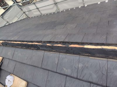 岐阜市K様邸の棟瓦施工中風景。劣化した貫板を交換した後、その周囲を「なんばん（防水漆喰）」でしっかりと固めている様子。瓦との密着度を高め、雨水の侵入を物理的にシャットアウトしている。