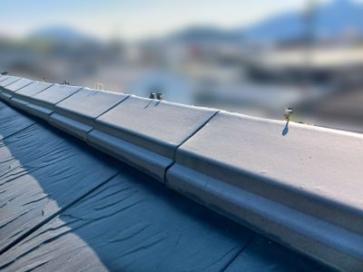 築29年の屋根の頂上部分（棟瓦）の現状。棟瓦を固定しているはずの釘が貫板の劣化により数センチ浮き上がり、防水機能が失われていつ崩れてもおかしくない危険な状態。