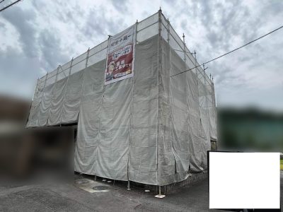 屋根カバー工事と外壁塗装のために設置された住宅の足場