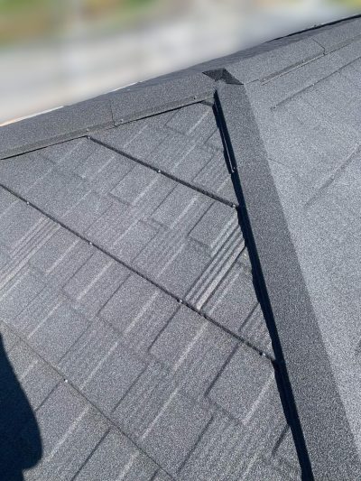 屋根の棟部分の役物施工状況