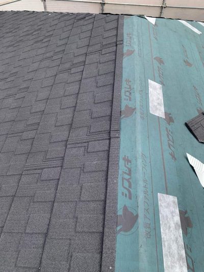 Tルーフを屋根に施工している作業中の様子