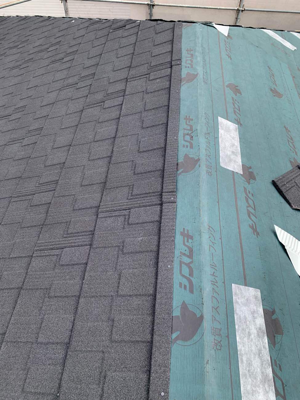 Tルーフを屋根に施工している作業中の様子