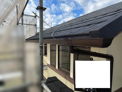 新しく交換された住宅の雨樋と整った排水ライン