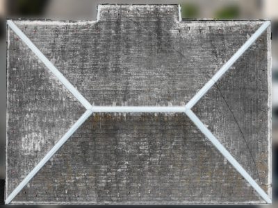 築30年以上の住宅で色あせとコケが目立つスレート屋根の施工前全景