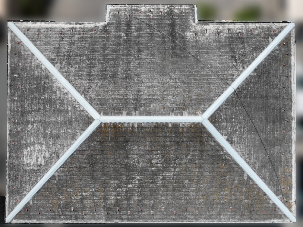 築30年以上の住宅で色あせとコケが目立つスレート屋根の施工前全景