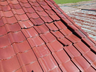 ズレて大きな隙間が開いた築50年の袖瓦