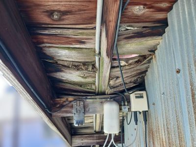 雨漏りで真っ黒に腐り、表面が剥がれ落ちた軒裏の木材