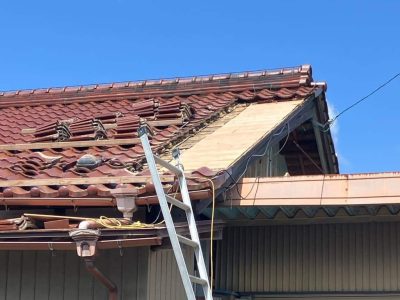 腐食した屋根下地を新しい木材で補修する様子