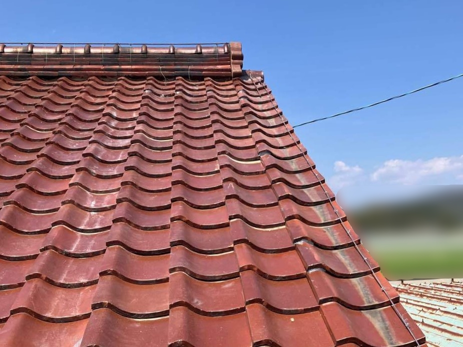 まっすぐ美しく整列した修理後の瓦屋根