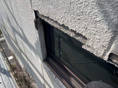 岐阜市H様邸の施工前。窓サッシ廻りの外壁（モルタル）に発生した激しいひび割れと欠損・剥がれ（爆裂現象）の様子