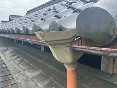 岐阜市T様邸の雨樋修理・経年劣化が見られる集水器と軒樋の施工前写真