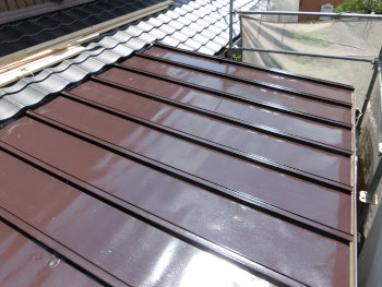 茶色い塗装の瓦棒屋根