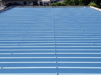 青く塗装した折板屋根